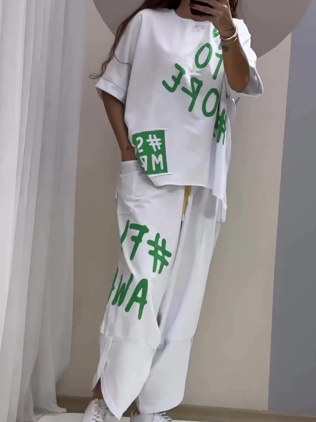 Casual two-piece suit with pattern and round neckline